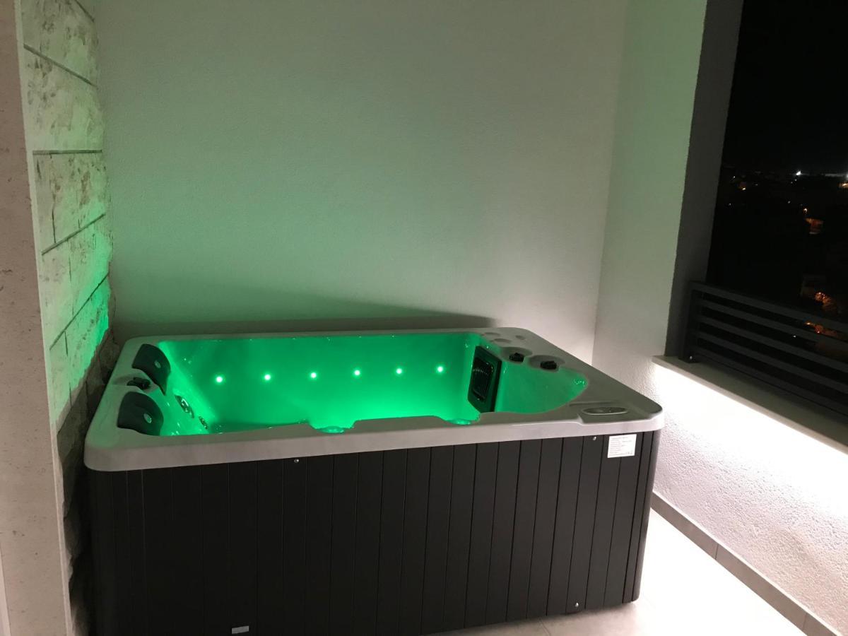 Apartments Tonkita With Jacuzzi Makarska Kültér fotó