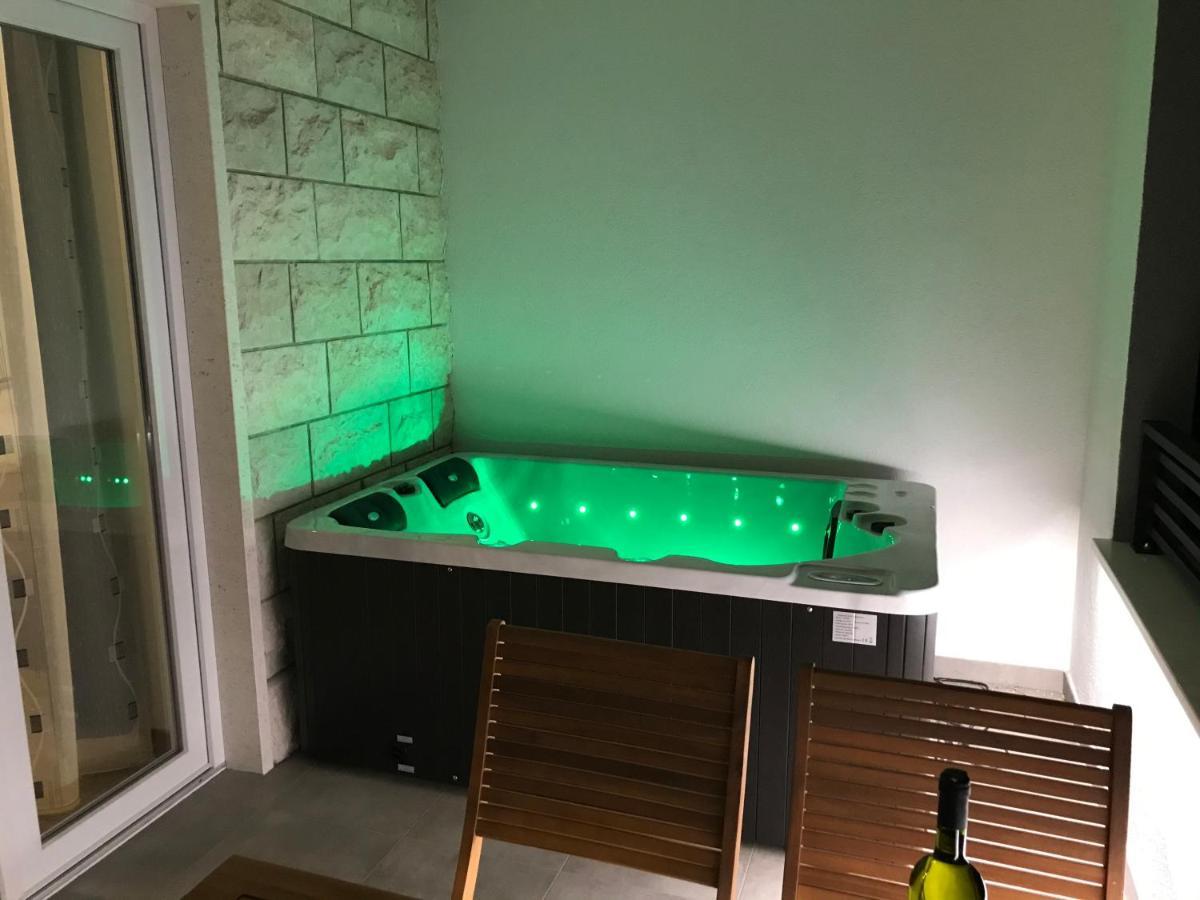 Apartments Tonkita With Jacuzzi Makarska Kültér fotó