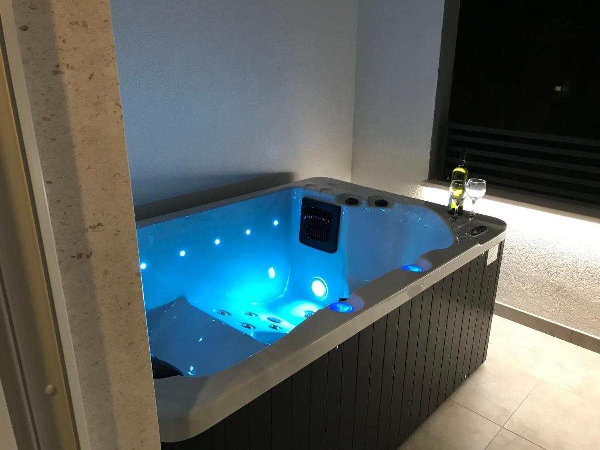 Apartments Tonkita With Jacuzzi Makarska Kültér fotó