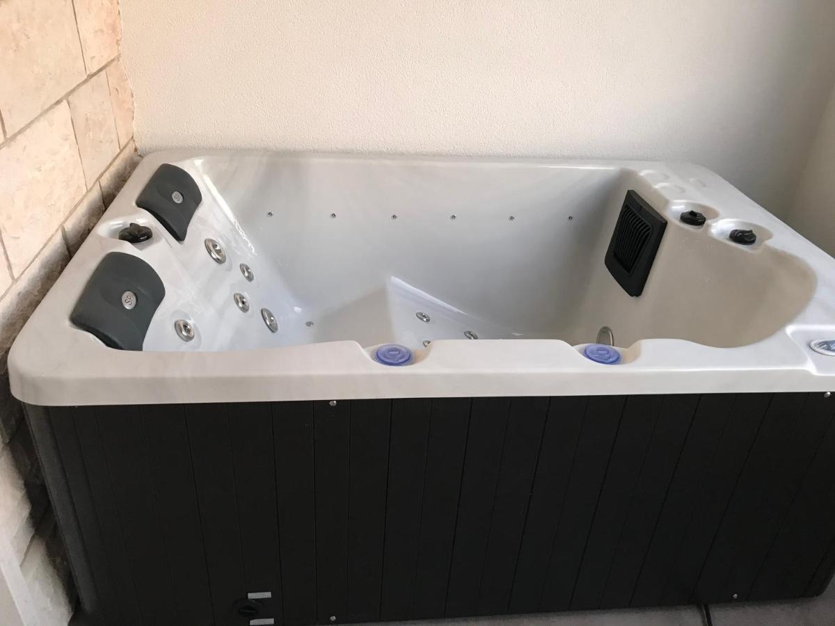 Apartments Tonkita With Jacuzzi Makarska Kültér fotó