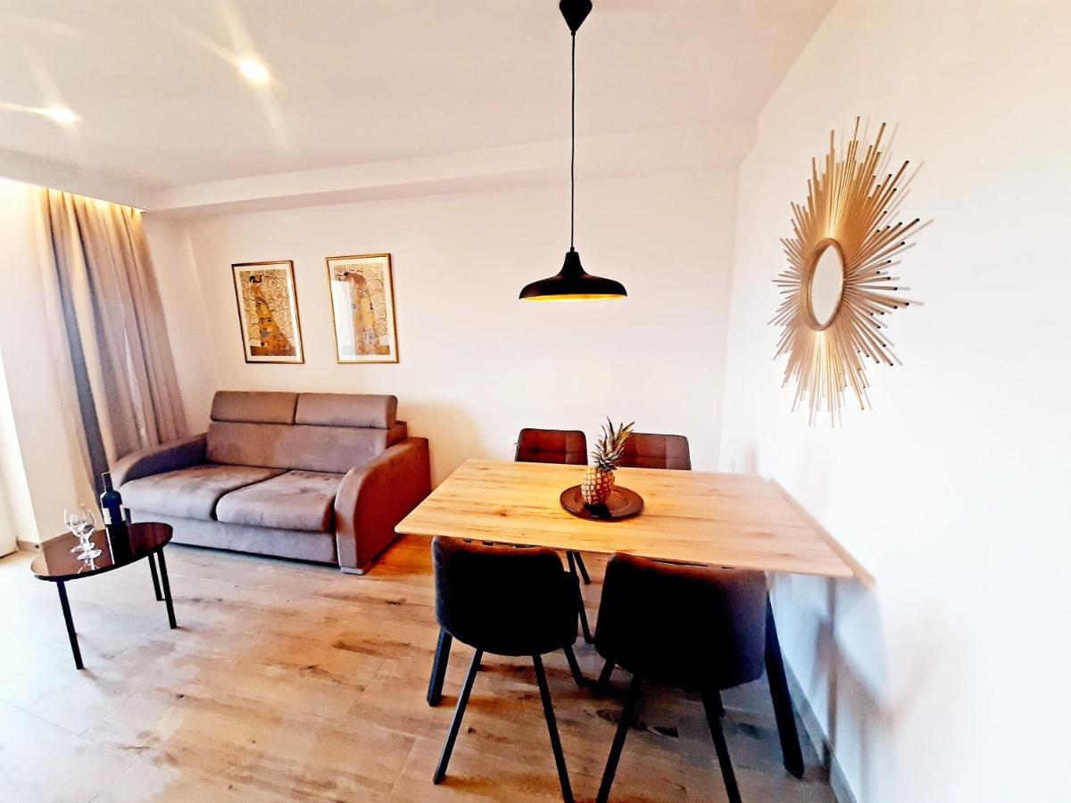 Apartments Tonkita With Jacuzzi Makarska Kültér fotó