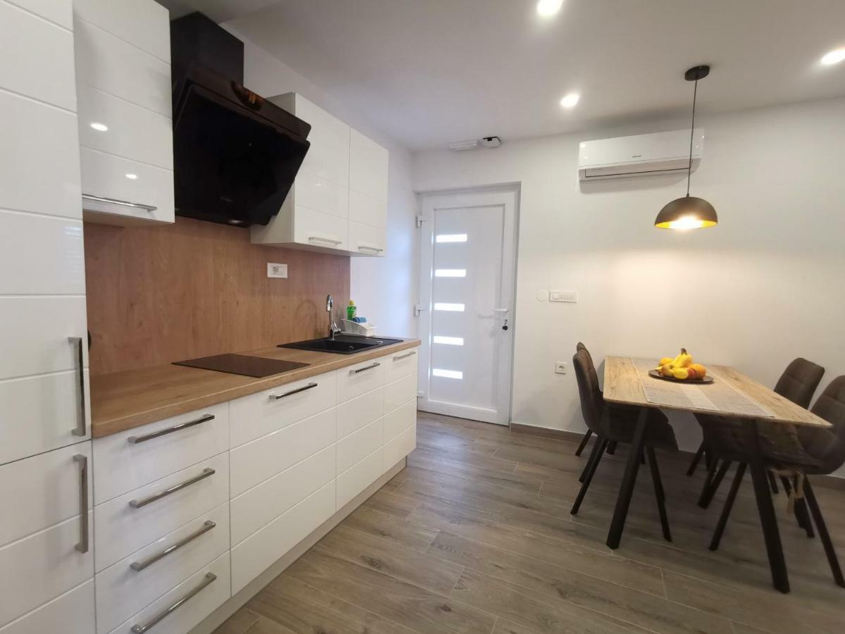Apartments Tonkita With Jacuzzi Makarska Kültér fotó