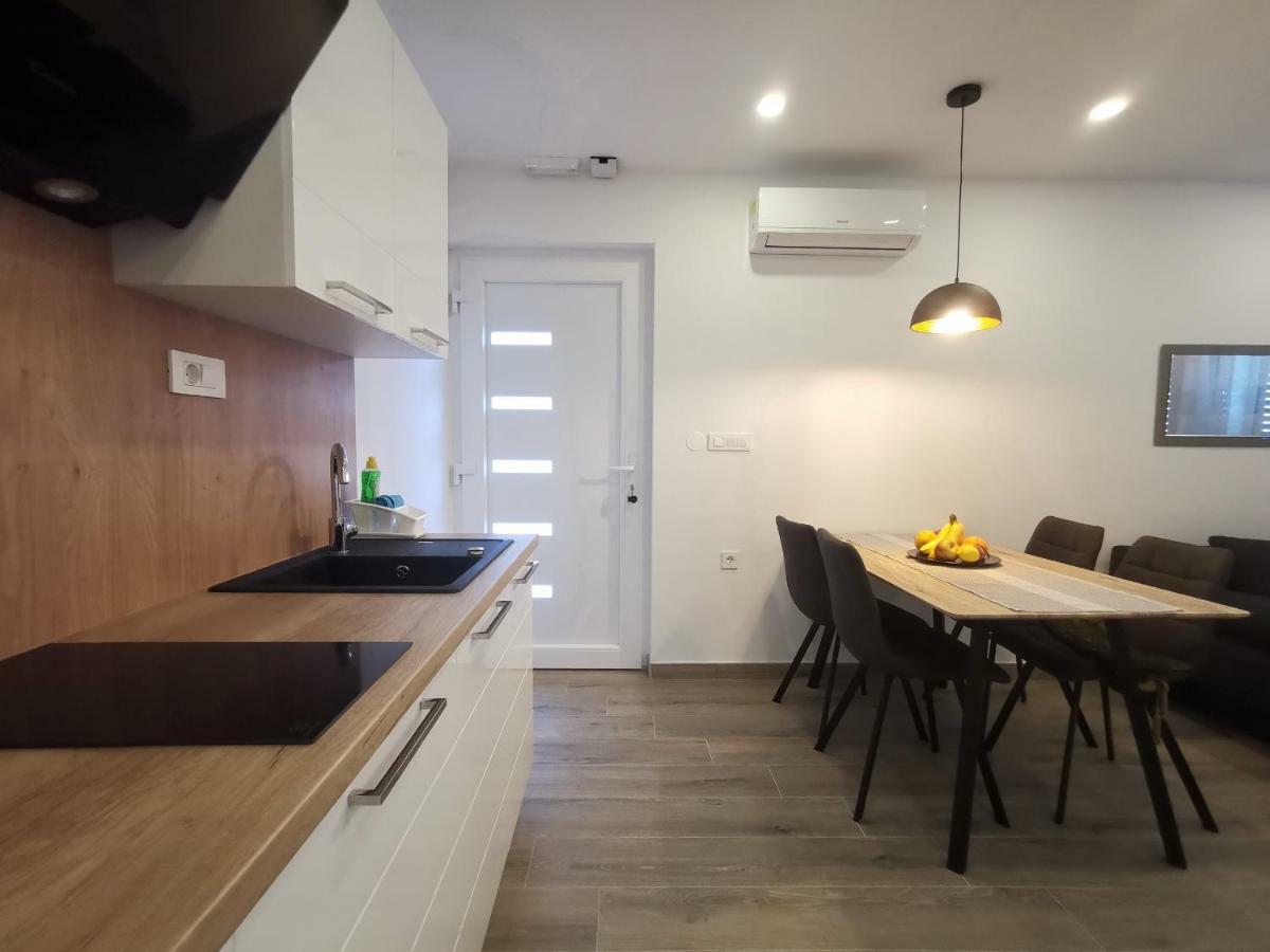 Apartments Tonkita With Jacuzzi Makarska Kültér fotó
