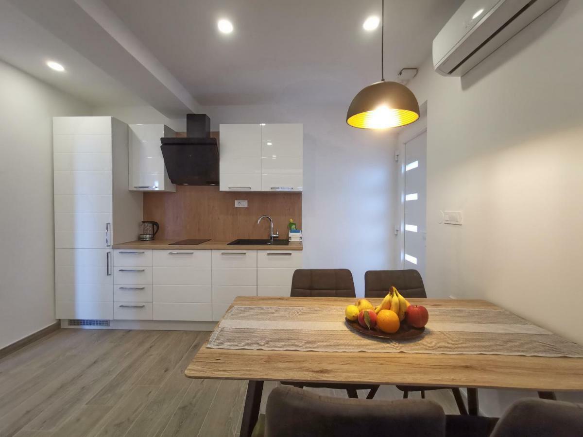 Apartments Tonkita With Jacuzzi Makarska Kültér fotó
