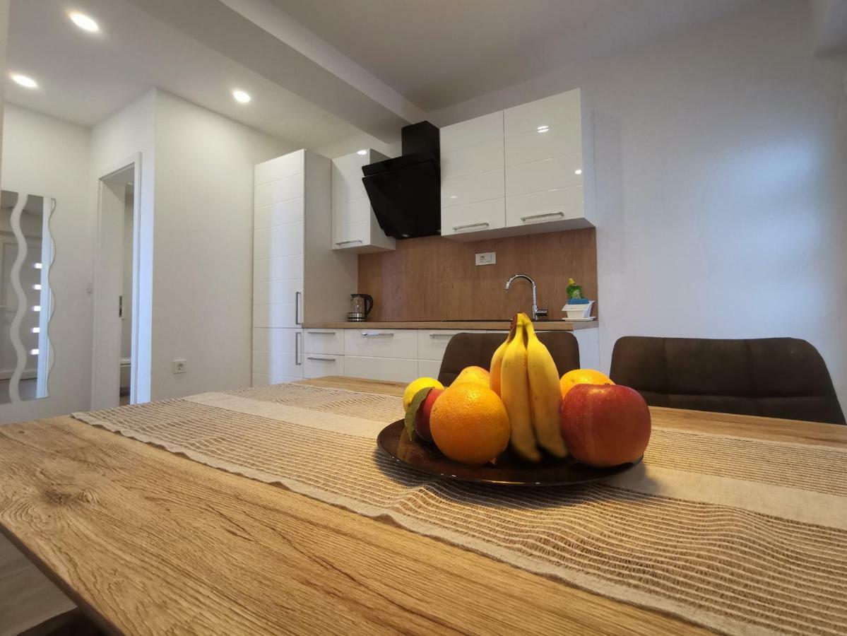 Apartments Tonkita With Jacuzzi Makarska Kültér fotó